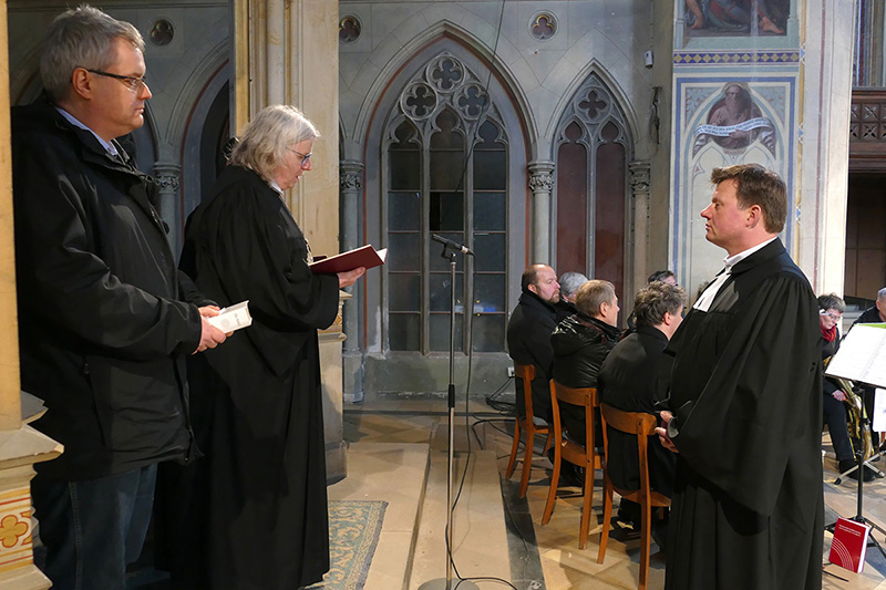Pröpstin Helga Ruch und Dirk Gregor (KGR) führen Pastor Stefan Fricke in sein Amt in Barth ein.